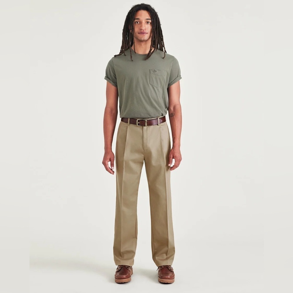 Dockers Men’s Classic Pleated Khaki Trousers Size 34